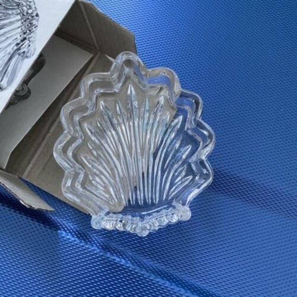 Full-Lead Crystal Chantilly Shell Box with lid 4" - Picture 6 of 9